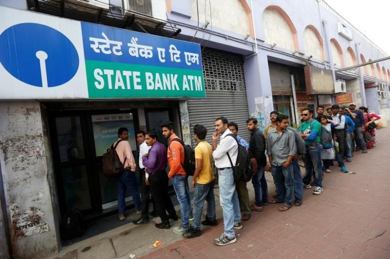 People queue outside an ATM of State Bank of India (SBI) to withdraw money in Kolkata, India, November 22, 2016. REUTERS/Rupak De Chowdhuri