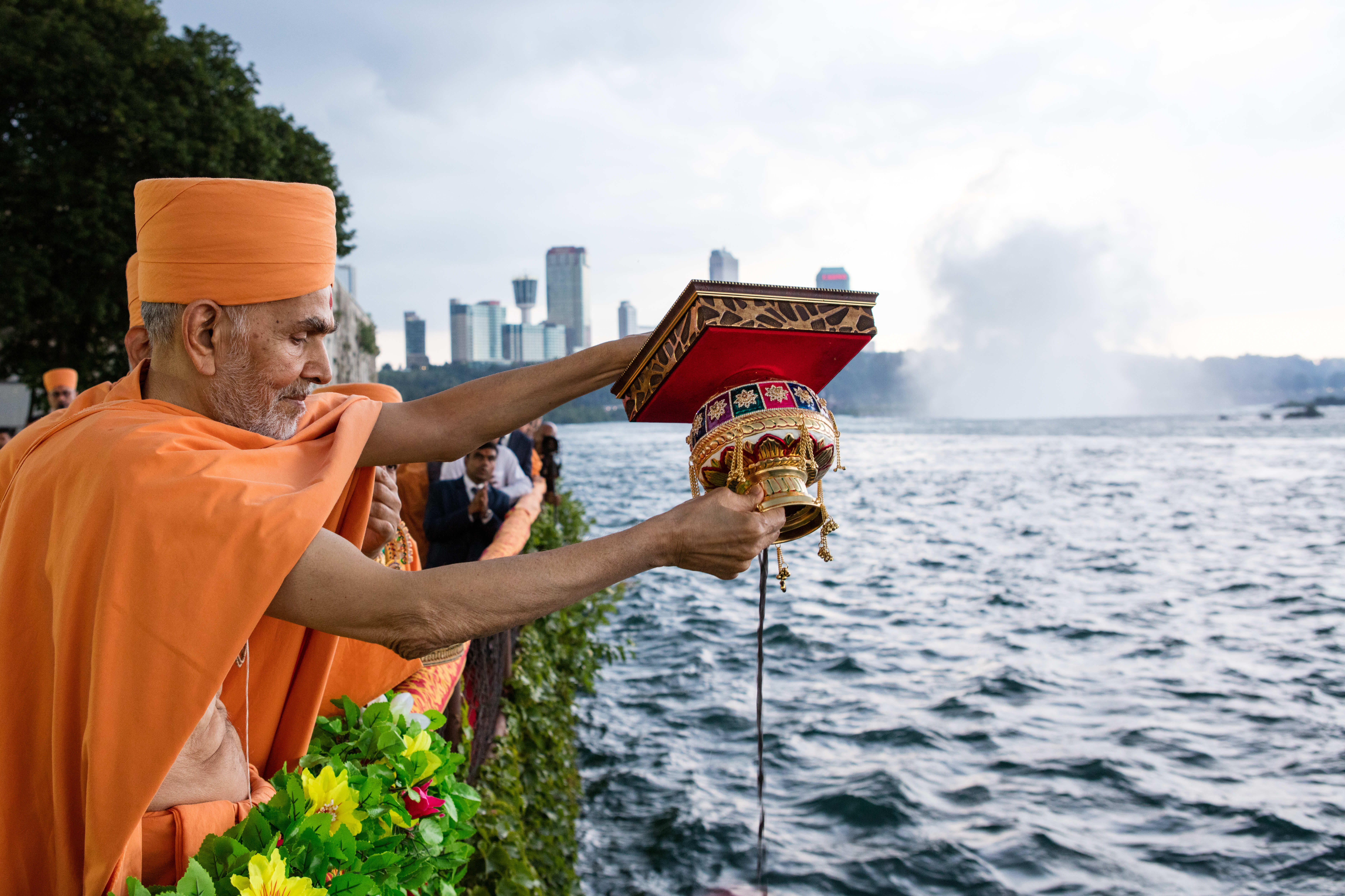 Mahant Swami Maharaj disperses Pramukh Swami Maharaj’s ashes into Niagara F...