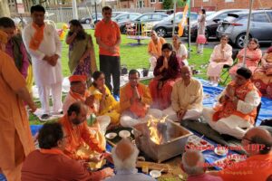 Chandi havan being conducted at a suburban Hindu temple in Chicago, to shower divine blessings for PM Modi and BJP victory in Indian general elections. PHOTO: Courtesy OFBJP